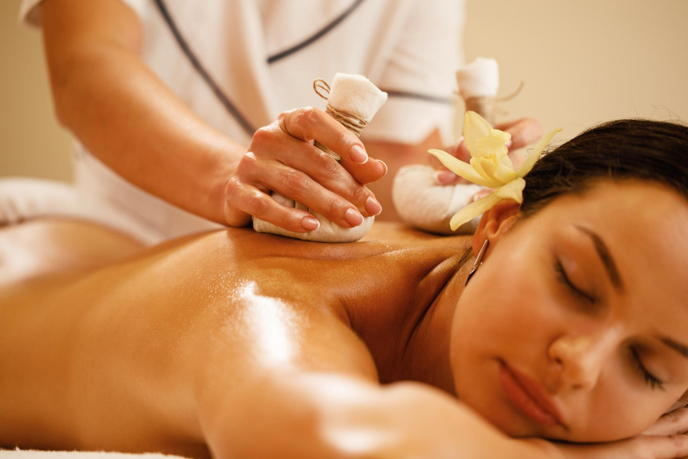 Relaxation massage with warm herbal compresses